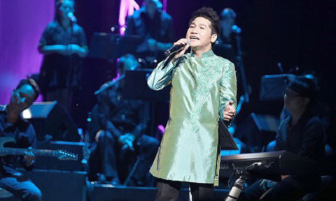 Cùng với đêm nhạc riêng, Trọng Tấn cũng chính thức giới thiệu công ty giải trí Hoa Đăng (tên vợ anh) và do chính vợ anh làm giám đốc. Ảnh: Thể thao Văn hóa. 