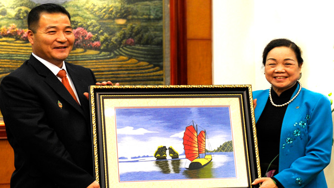 Bí thư T.Ư Đảng, Trưởng ban Dân vận T.Ư Hà Thị Khiết tặng quà lưu niệm cho Chủ tịch Ủy ban T.Ư Đồng minh Thanh niên XHCN Kim Nhật Thành - Jon Yong Nam. Ảnh: Xuân Tùng.