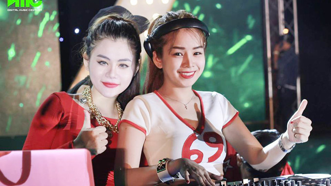DJ nữ ngoài tài năng âm nhạc có thể phô diễn vẻ đẹp hình thể của bản thân, được đấng mày râu ưu ái hơn (Trong ảnh: DJ Hồng Phấn và DJ Tiểu My).