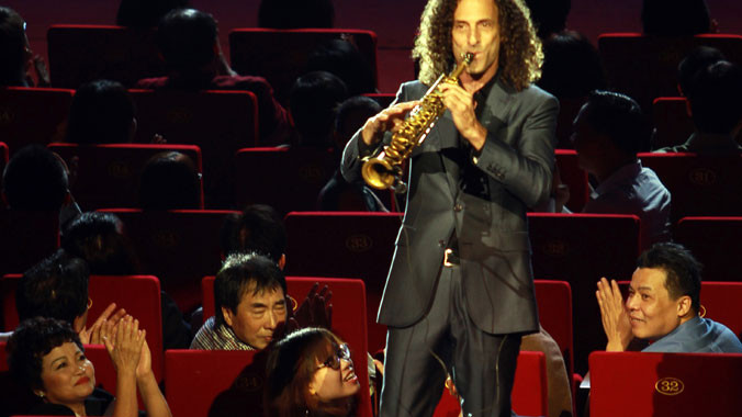 Kenny G bắt đầu đêm diễn trên bục diễn giữa khán phòng, sau khi thổi nốt kỷ lục mới đi lên sân khấu. Ảnh: N.M.Hà.