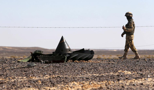 Một mảnh vỡ của máy bay gặp nạn.