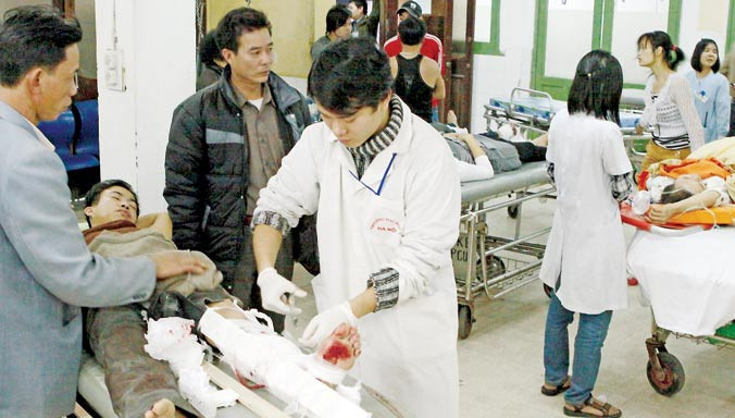 Sinh viên trường ĐH Y Hà Nội đang thực hành một ca cấp cứu. ẢNH: L.N.