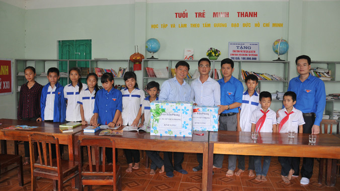 Phó Tổng biên tập báo Tiền Phong Trần Thanh Lâm (thứ tư từ trái sang) thay mặt Ban biên tập tặng gần 200 đầu sách khuyến học.