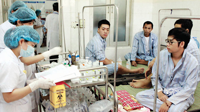 Bệnh nhân SXH nằm ghép tại BV Bệnh Nhiệt đới T.Ư. Ảnh: T.Hà.