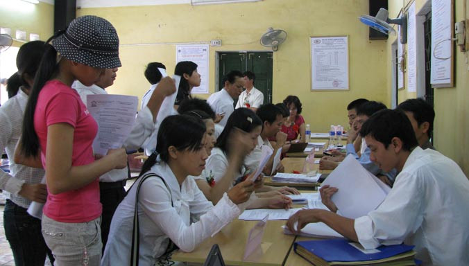 HS, SV tại sàn giao dịch việc làm ở Thanh Hóa. Ảnh: Hoàng Lam.