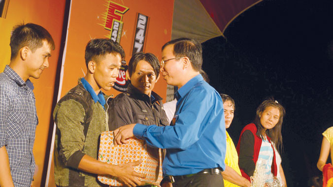 Anh Đặng Quốc Toàn Bí thư Trung ương Đoàn tặng hoa cho đại diện nhà tài trợ và trao quà cho công nhân tại KCN Minh Hưng - Hàn Quốc.