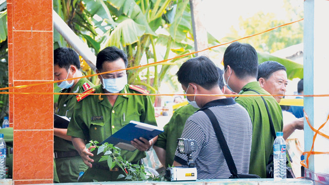 Công tác khám nghiệm hiện trường đến 20h tối 19/11 mới hoàn tất. Ảnh: Ngô Bình.