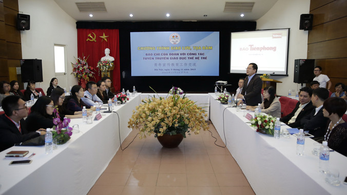 Đoàn đại biểu Thanh niên Trung Quốc tham gia tọa đàm tại báo Tiền Phong chiều ngày 5/11. Ảnh: Hồng Vĩnh.