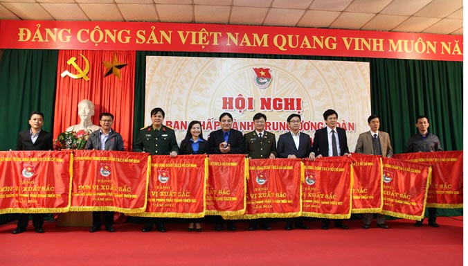 Bí thư thứ nhất T.Ư Đoàn Nguyễn Đắc Vinh trao cờ thi đua cho các đơn vị xuất sắc dẫn đầu. Ảnh: Lâm Hải.