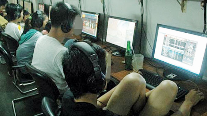 Nhiều quán net vẫn mở cửa để game thủ “cày” xuyên đêm. Ảnh: Hữu Huy.