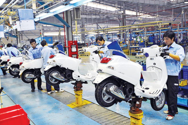 Dây chuyền sản xuất xe máy trong nhà máy Piagio.
