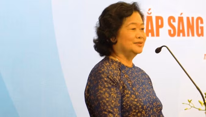 Nguyên Phó Chủ tịch nước Trương Mỹ Hoa, Chủ nhiệm Câu lạc bộ Vì Hoàng Sa - Trường Sa thân yêu, phát biểu tại chương trình giao lưu.