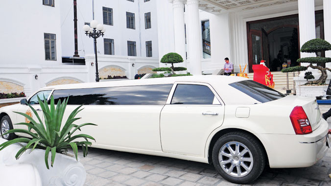 Siêu xe Limousine dài thườn thượt gần...9m, gây “choáng” cho giới trẻ thành Vinh. Ảnh: Quang Long.