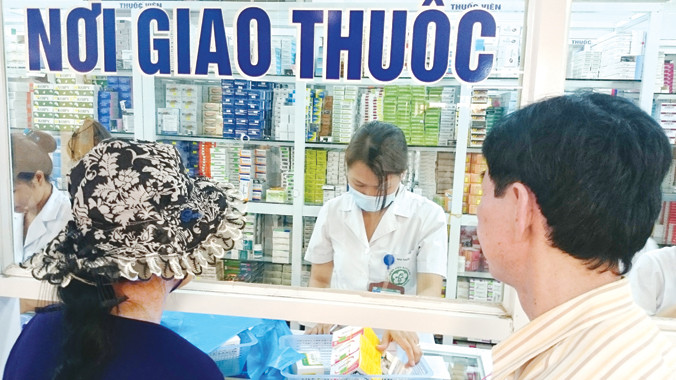 Người dân mua thuốc tây vẫn phải chịu giá cao, chưa kể có thể mua phải hàng giả, kém chất lượng (ảnh chỉ có tính chất minh họa). Ảnh: Như Ý.