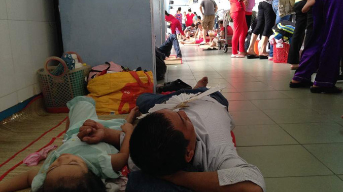 Hành lang cũng trở nên chật chội. Ảnh: Q.N.