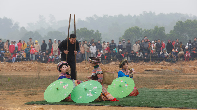 Một hoạt động tại Làng văn hóa các dân tộc Việt Nam. Ảnh: Hồng Vĩnh.