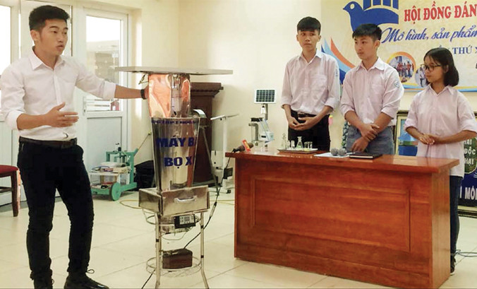 Nhóm tác giả bên cạnh chiếc máy bắt bọ xít. Ảnh: CTV.