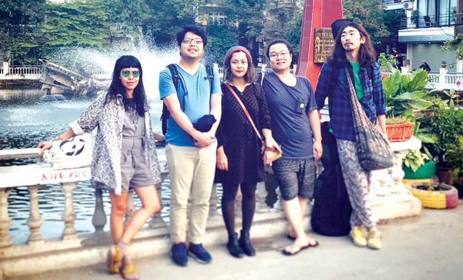 Ban nhạc “Chà Lan” từ trái qua phải: Linh Hà, Choi Haram, Trang Chuối, Kim Tae Seung, Lee Seung Joon. Ảnh: Lan Hương.