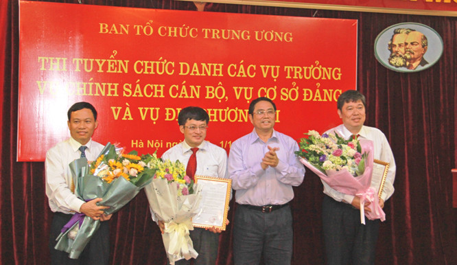 Ông Phạm Minh Chính, Trưởng Ban Tổ chức T.Ư chúc mừng các thí sinh trúng tuyển. Ảnh: VK.