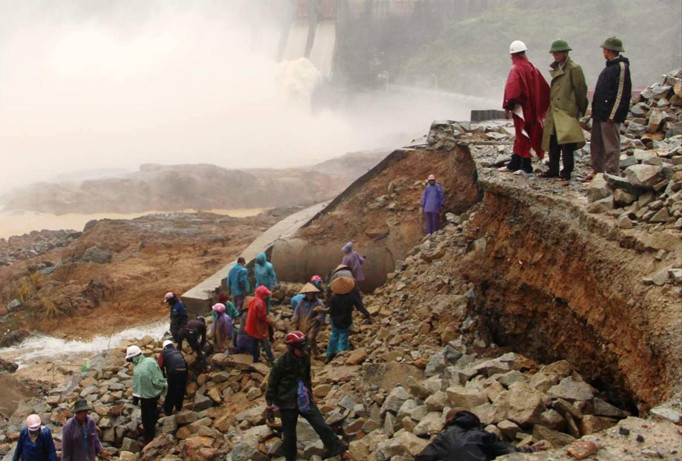 Mưa lũ liên tiếp gây thiệt hại lớn về người, phá hủy hạ tầng giao thông, đê biển, gây chia cắt nhiều vùng miền. Ảnh: N.V.