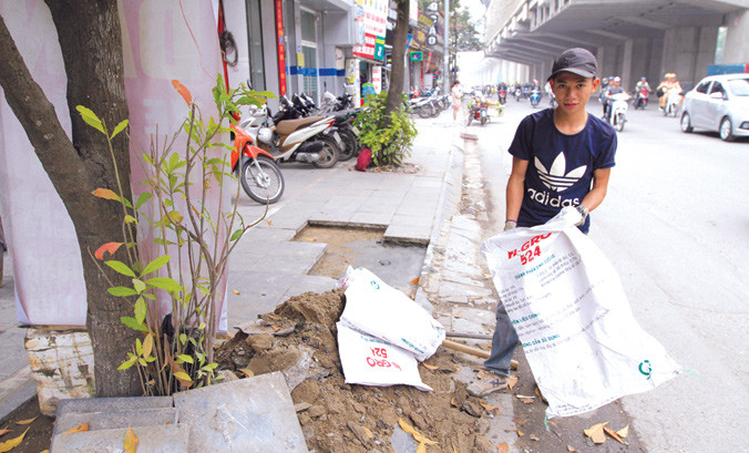 Tại nhiều tuyến phố, vỉa hè mới lát đá đã phải bóc lên để sửa chữa, làm lại​. Ảnh: Trường Phong.