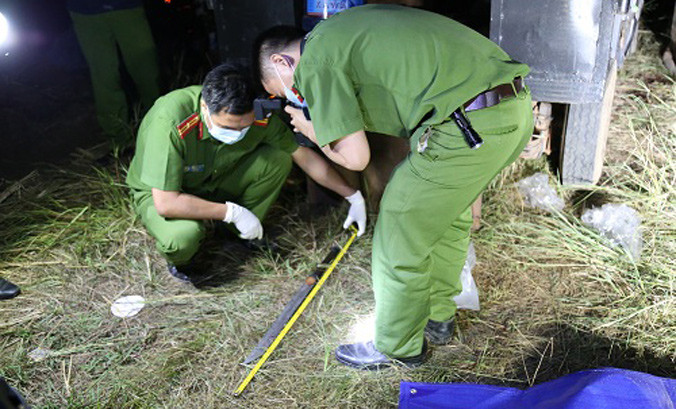 Lực lượng chức năng khám nghiệm hiện trường vụ hỗn chiến đổ máu ngày 16/12.