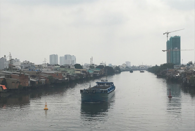 Dòng kênh ô nhiễm nặng. Ảnh: Minh - Bình - Du.