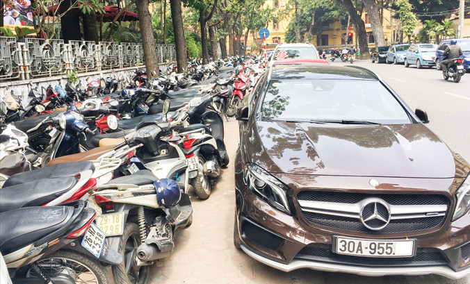 Sau khi được HDND Hà Nội thông qua, phí lòng đường, hè sẽ tăng từ 1,5 đến 3 lần từ đầu năm 2018.