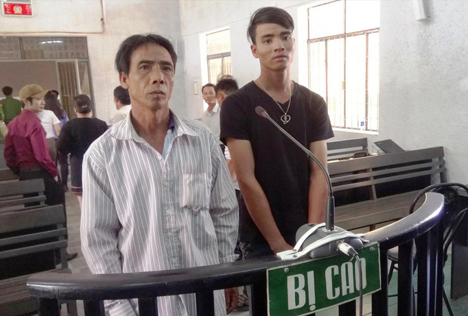 Hai bố con ông Thực tại phiên xét xử phúc thẩm.