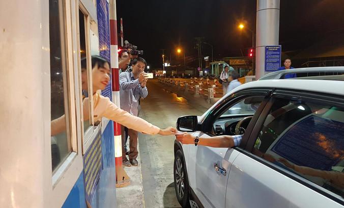 Tài xế trả tiền lẻ khi qua BOT Cai Lậy.