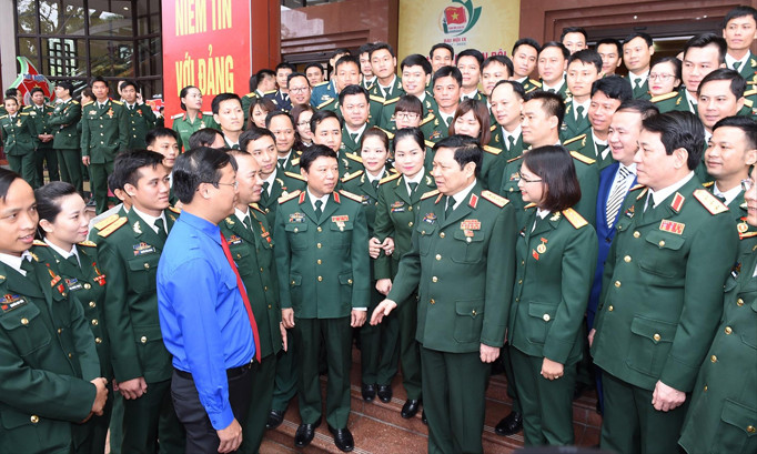 Lãnh đạo Quân ủy T.Ư, Bộ Quốc phòng và T.Ư Đoàn trò chuyện với các đại biểu về dự đại hội, sáng 9/11. Ảnh: N.M.