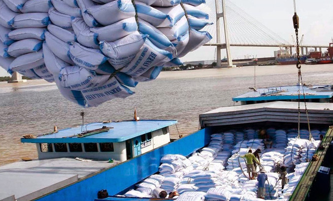 Xuất khẩu đường trắng tại cảng Hải Phòng. Ảnh: Như Ý.