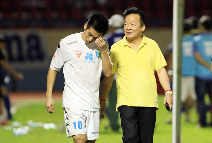 Bầu Hiển (phải) khẳng định không ra ứng cử chức Chủ tịch VFF nhiệm kỳ tới. Ảnh: VSI. 