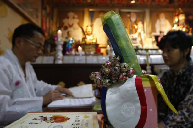 Làm ăn khó khăn, nhiều người Hàn Quốc cầu viện tới pháp sư, thày bói​. Ảnh: Kim Hong-ji.