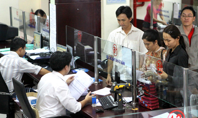 Gộp cơ quan thu thuế và BHXH sẽ tiết kiệm được chi phí, và tinh giản bộ máy (Trong ảnh: Người dân nộp thuế tại Hà Nội). Ảnh: Hồng Vĩnh.