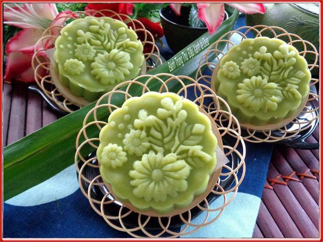 Một mẫu bánh trung thu “handmade” được chào bán trên thị trường.