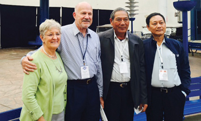 Tướng Soát (thứ 2 phải sang) chụp ảnh cùng vợ chồng cựu phi công John Cezak, người bị ông bắn rơi 27/6/1972. Ảnh: Nguyễn Sỹ Hưng.