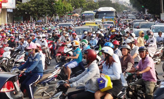 Ùn tắc giao thông tại vòng xoay Mỹ Thuỷ trên đường vành đai 2 (TPHCM).