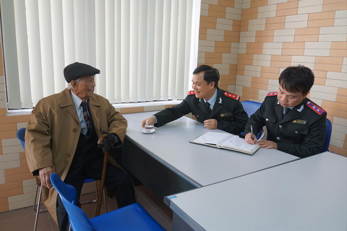 Người dân duy nhất đến dự buổi tiếp dân của Bộ trưởng Nguyễn Văn Thể.