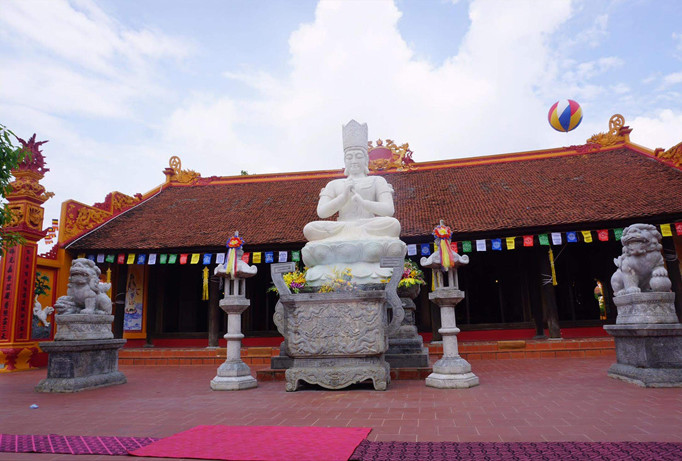 Đôi sư tử đá phía trước Tam bảo sẽ được di dời ra khỏi di tích quốc gia. Ảnh: Kỳ Sơn.