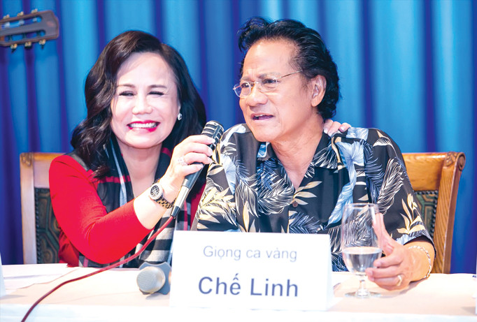 Thanh Tuyền không những chủ động nắm tay Chế Linh mà còn thuyết phục ông hát ngẫu hứng tại họp báo chương trình Con đường xưa em đi. Ảnh: Hải Bá.