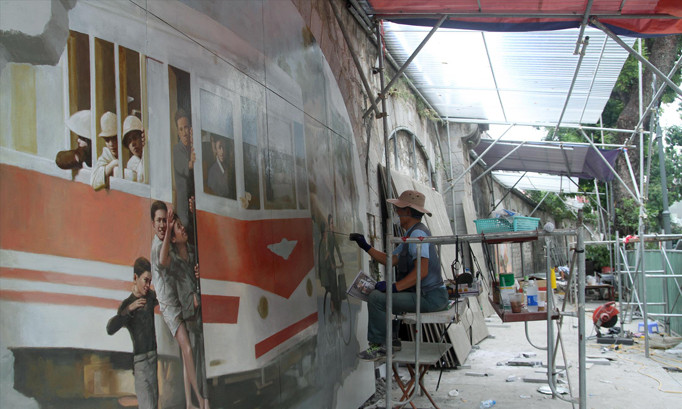 Bích họa khiến không gian phố Phùng Hưng sáng sủa, sinh động hơn. Ảnh: Toan Toan.