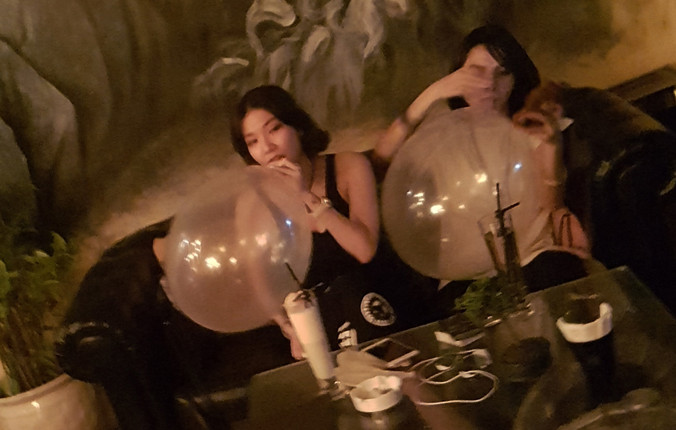 Bóng cười được các quán cà phê quảng cáo công khai trên mạng xã hội.