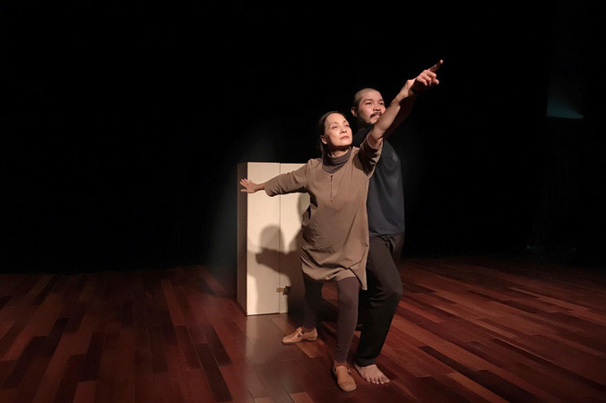 NSND Lê Khanh “cưa sừng” đóng cặp với diễn viên trẻ trong vở “Quẫn”. Ảnh: Nguyên Khánh.