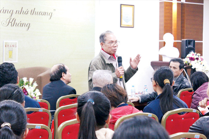 Nhà văn Ma Văn Kháng giao lưu với bạn đọc trẻ. Ảnh: Đinh Tị.