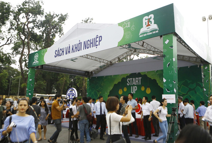 Một gian hàng Start up, sách và khởi nghiệp tại lễ hội sách lần thứ 4 ở Hoàng Thành Thăng Long. Ảnh: Như Ý.