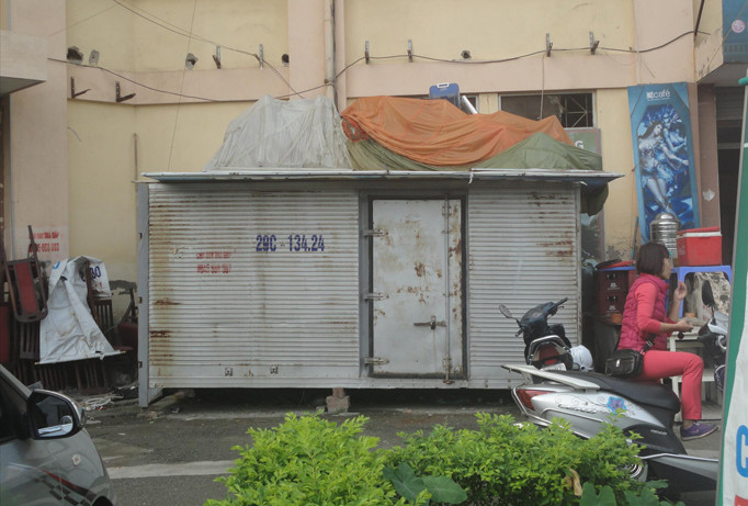 Thùng container chiếm dụng sân chung cư