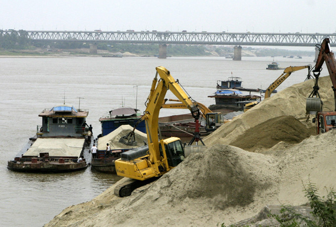 Khai thác cát sông Hồng dưới cầu Thăng Long, Hà Nội. Ảnh: Hồng Vĩnh.