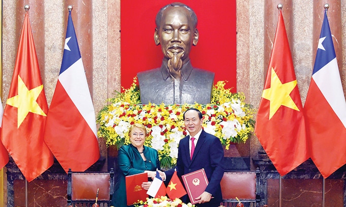 Chủ tịch nước Trần Đại Quang và Tổng thống Chile Michelle Bachelet Jeria ký Tuyên bố chung Việt Nam - Chile. Ảnh: Như Ý.
