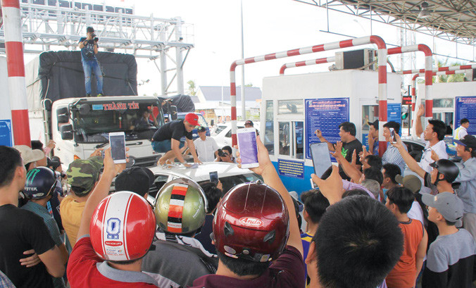 Tài xế phản ứng tại BOT Cai Lậy. Ảnh: Nhật Huy.